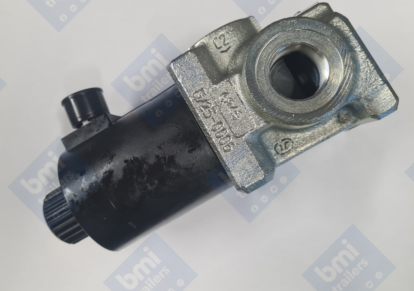 HY 0093 ----- 3 PORT ELECTRIC DIVERTER VALVE - DFE20/3A-24V